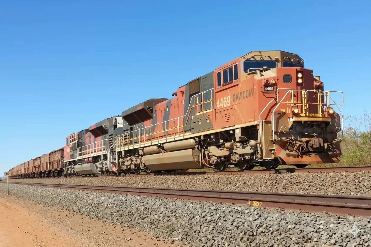 GAVICOM — Maquinaria ferroviaria en entorno natural